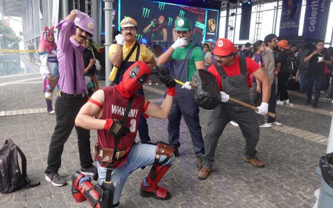 El cosplay brinda la oportunidad de unir mundos distintos, como el de Mario Bros con Deadpool.