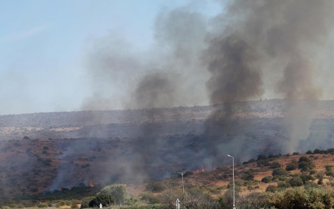 Nubes de humo como resultado del lanzamiento de cohetes desde el sur del Líbano hacia el norte de Israel, 11 de octubre de 2024.