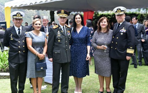 Mauro Cadena, Maira Oleas, Fernando Adatty, Victoria de Adatty, Mónica de Aristizabal y Enrique Aristizabal.
