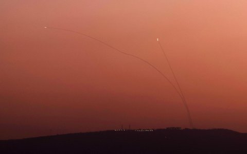 Misiles del sistema de defensa aérea israelí Cúpula de Hierro disparados para interceptar proyectiles disparados desde el sur del Líbano.