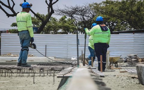 Trabajadores realizan tareas de edificación de la intersección divergente tipo diamante en la avenida Isidro Ayora.