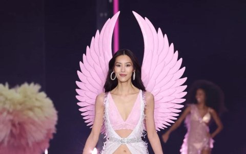 Liu Wen impresiona con alas blancas y una capa elegante.