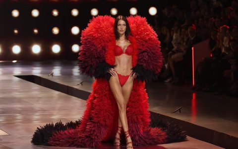 Bella regresa a la pasarela con un estilo imponente.