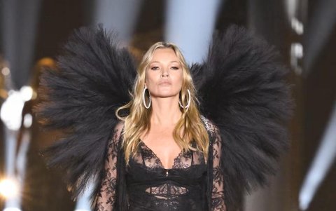 Kate Moss sorprende con un vestido de encaje transparente, combinando sensualidad y sofisticación.