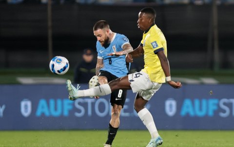 Alan Minda (d), de Ecuador, disputa un balón con Naitan Nández, de Uruguay, en un reñido duelo que libró el estadio Centenario, de Montevideo.