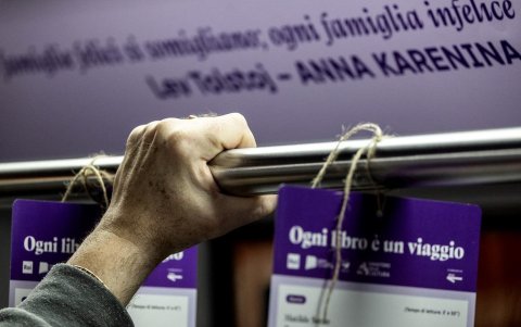 Una cita del escritor ruso Lev Tolstoi en el tren de la línea A del metro, como parte de una iniciativa para promover la lectura en el transporte público, en Roma, Italia, el 15 de octubre de 2024.