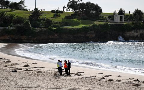 Los funcionarios se encuentran cerca de escombros desconocidos que fueron arrastrados a la playa de Coogee, lo que provocó el cierre de la playa en Sydney, Australia, el 16 de octubre de 2024.