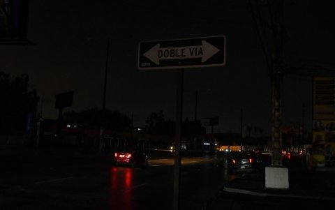 Señales. A los letreros se les debería colocar pintura con microesferas.