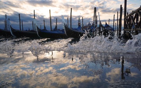 Varias góndolas en Venecia en medio de un temporal.