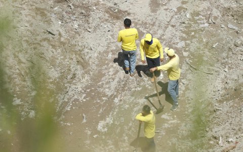 Reos en fase de confianza, policías y forenses excavan en fosas clandestinas en Tonacatepeque (El Salvador).