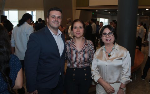 Roberto García, Estefany Moscoso y Alemania González.