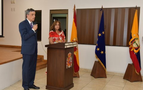 Pedro José Sanz, cónsul general de España, y Aránzazu De Gomendirrutia Game, presidenta de la Cámara Española de Comercio del Ecuador.