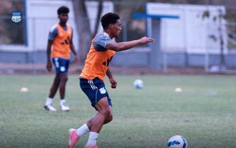 Ronny Borja, volante de Emelec, durante el entrenamiento del sábado 19 de octubre.