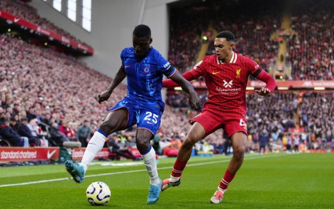 Moisés Caicedo disputa el balón con Alexander Arnold.