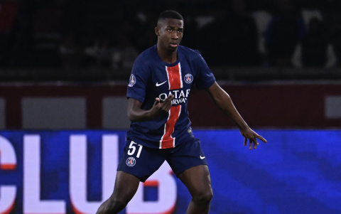 El defensor ecuatoriano Willian Pacho jugando con PSG en la Ligue 1 de Francia