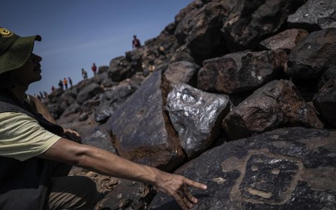 El arqueólogo Jaime Oliveira del Instituto del Patrimonio Histórico y Artístico Nacional de Brasil (Iphan) muestra un grabado rupestre, este lunes en Manaos (Brasil).