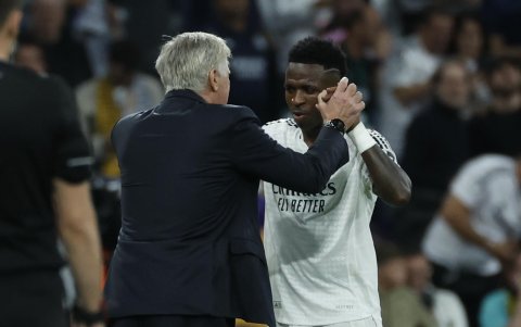 El técnico italiano del Real Madrid, Carlo Ancelotti, felicita a su jugador, el brasileño Vinicius Junior, durante el encuentro ante Borussia Dortmund en el estadio Santiago Bernabéu