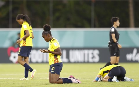 Jugadoras de Ecuador celebran la clasificación a cuartos de final de la Copa Mundial Femenina sub-17 tras vencer a Nueva Zelanda, en el estadio Cibao en Santiago de los Caballeros