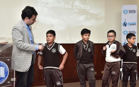 Los participantes demostrarán habilidades escénicas.