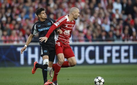 El ecuatoriano Piero Hincapié (i) destacó en la defensa de Bayer Leverkusen.