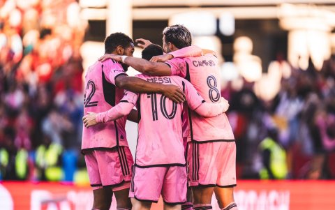 Jugadores de Inter Miami en la celebración de gol. Campana (d) es parte del festejo grupal