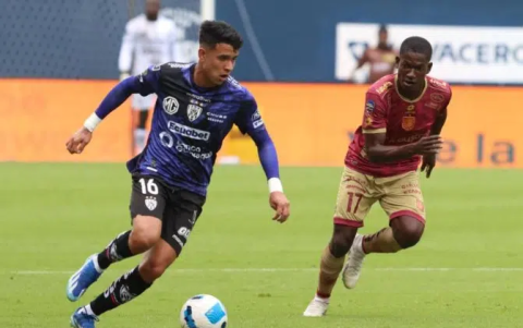 Kendry Páez (i) fue el autor del gol de la victoria de Independiente sobre Deportivo Cuenca en la primera etapa.