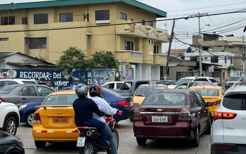 Colapso de tráfico entre la av. Guillermo Pareja y Hermano Miguel, por apagones.