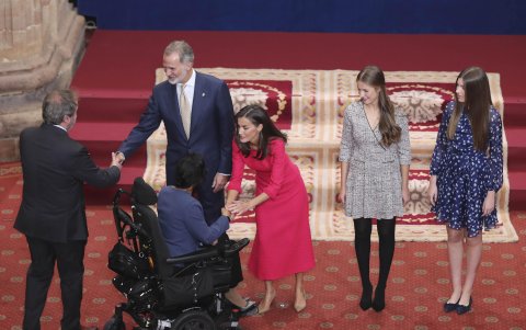 El rey Felipe VI, la reina Letizia, la princesa Leonor y la infanta Sofía saludan a la atleta Teresa Perales durante la audiencia a los premiados celebrada este viernes en Oviedo.