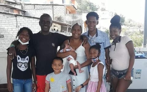 Jaslyn Valverde (i) junto a su familia en la terraza de su casa, donde entrenaba cuando era una niña.
