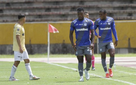Jugadores de Emelec evidencian en sus rostros el malestar por la mala situación del equipo.