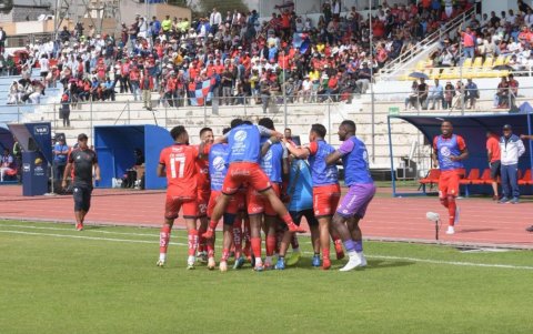 El Nacional se impuso 2-1 a Mushuc Runa en el partido de ida.