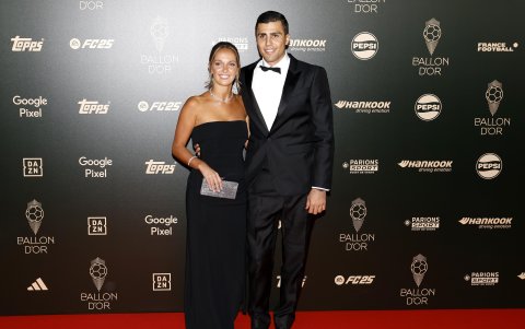Rodri, centrocampista de España y Manchester City, y su compañera Laura Iglesias llegan a la ceremonia del Balón de Oro 2024.