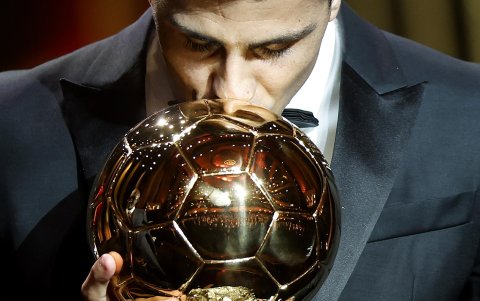 Rodri besa el trofeo después de ganar el premio Men's Ballon d'Or 2024 en la ceremonia del Ballon d'Or 2024