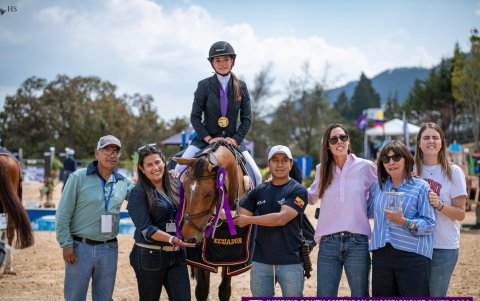 Fiona Hug de Lucía con la medalla de oro que ganó en el Sudamericano.