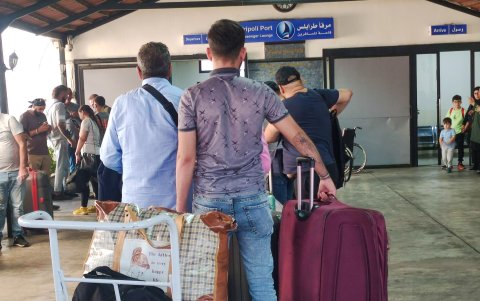 Pasajeros antes de embarcar en un buque hacia Turquía en el puerto de Trípoli, en el norte del Líbano, el 15 de octubre de 2024.