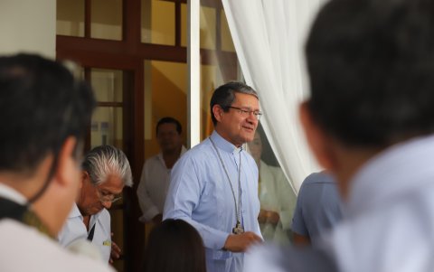 El monseñor Luis Cabrera nació en Azogues, el 11 de octubre de 1955; él es el mayor de cuatro hermanos.