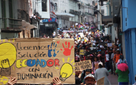 Carteles con leyendas que critican las medidas adoptadas por el Gobierno Nacional.