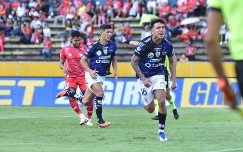 Kendry Páez (d), futbolista del Independiente del Valle en un festejo de gol ante El Nacional