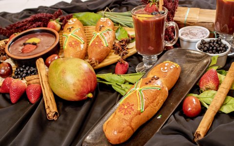 Hoteles. En los principales hoteles de Ecuador se ofrece la colada morada y la guagua.