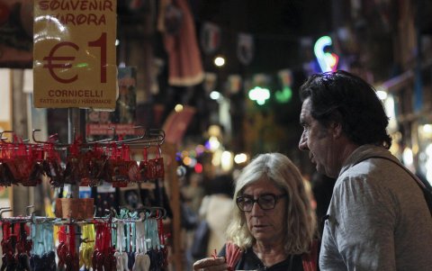Una pareja de viajeros, en una mercado en Nápoles, la tercera ciudad de Italia, vive un auge del turismo.