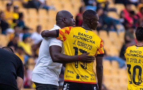 El técnico Segundo Castillo logró levantar el juego del Ídolo y el nivel de jugadores como el extremo Janner Corozo.