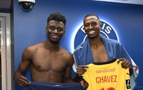 Willian Pacho (d) y Jhoanner Chávez intercambiaron camisetas al final del compromiso.