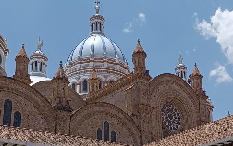 Recorrido. Vista de las partes altas de las iglesias El Sagrario, más conocida como la Catedral Vieja, y de la Inmaculada o también llamada Catedral Nueva.