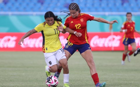 Mary Guerra (i) durante el juego de cuartos de final del Mundial ante España.
