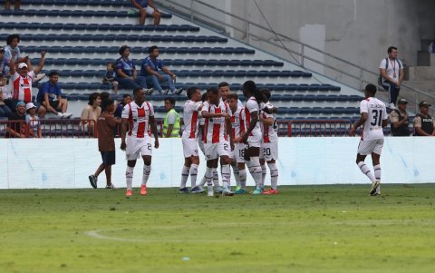 La alegría de la plantilla alba tras el gol del volante Ezequiel Piovi (#18).
