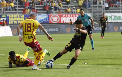 Braian Oyola (d) domina la pelota en el partido entre Aucas y Barcelona. Jugó hasta el 61', luego fue expulsado
