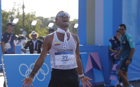 El atleta ecuatoriano Brian Daniel Pintado celebrando la medalla de oro al finalizar la prueba de los 20km marcha masculinos de los Juegos Olímpicos de París 2024.