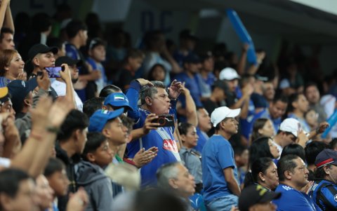 Hinchas de Emelec reprochan el accionar del equipo en el estadio George Capwell