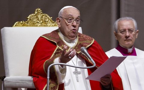 El Papa Francisco presidió la Santa Misa en memoria de los cardenales y obispos fallecidos a lo largo del año, en la Basílica de San Pedro, en la Ciudad del Vaticano, este lunes 4 de noviembre.