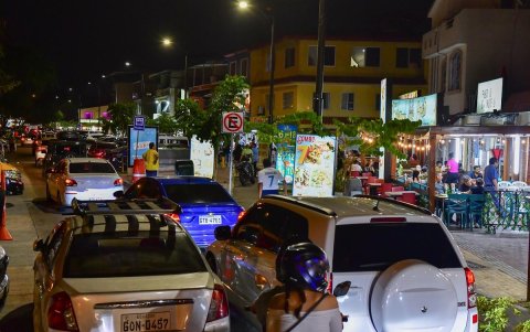 Locales. Los cangrejales de Sauces 6 son los negocios más destacados sobre esta vía. Desde hace años han dinamizado el comercio nocturno en este sector.